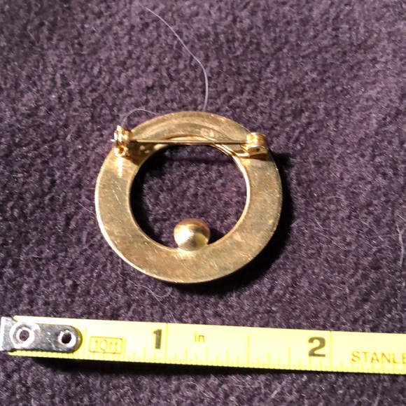 Circle pin with single pearl - Picture 2 of 3